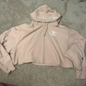 Light pink cropped champion sweatshirt, barely worn: size-L color- light pink